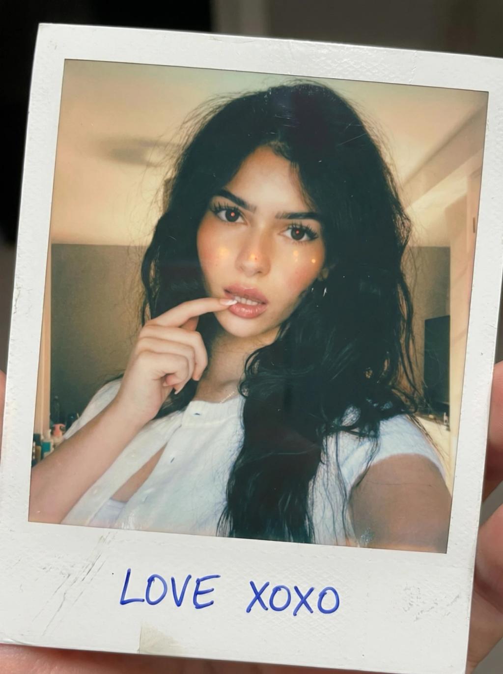 Celebrity/Idol Polaroid Effect AI generated image example